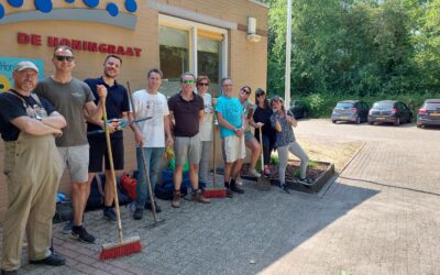 Medewerkers Container Centralen klussen bij de Honingraat